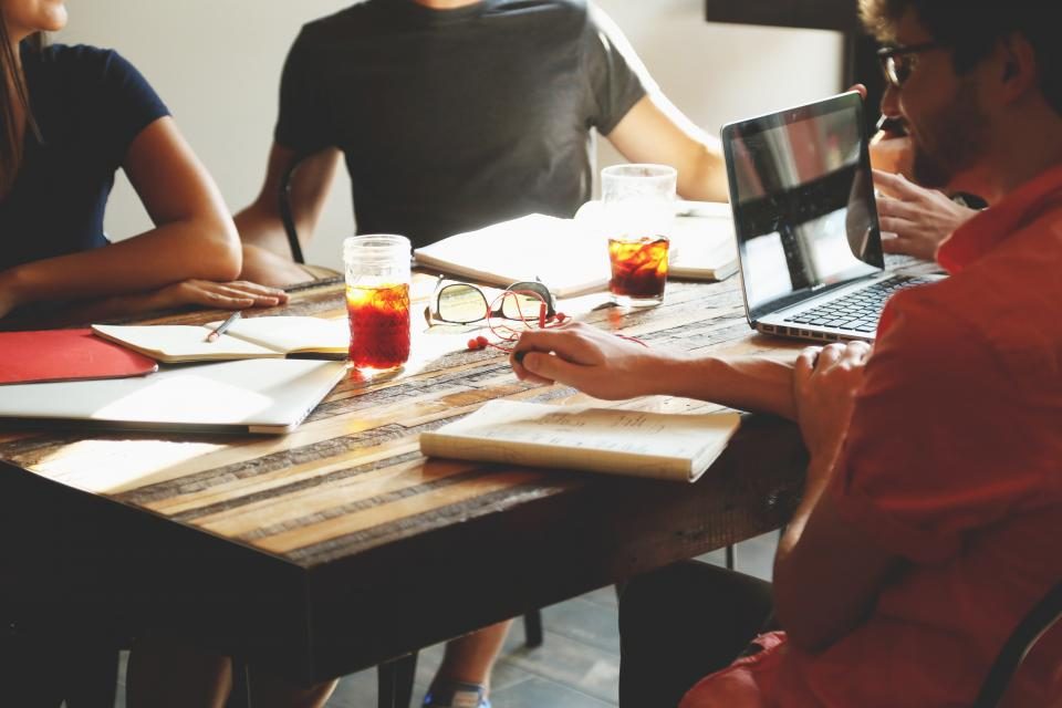 Dirigeant comparant les services d'une agence de génération de leads B2B sur son ordinateur