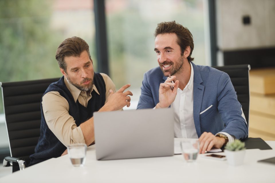 Professionnel au téléphone pour une agence de prise de rendez-vous B2B