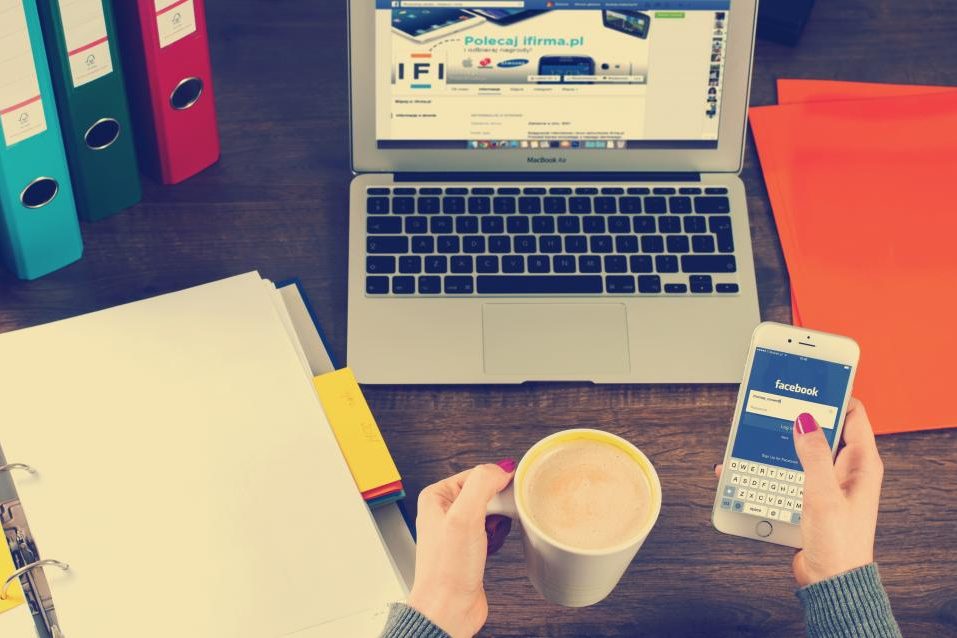 Bureau de travail avec téléphone d'une agence de prospection externalisée