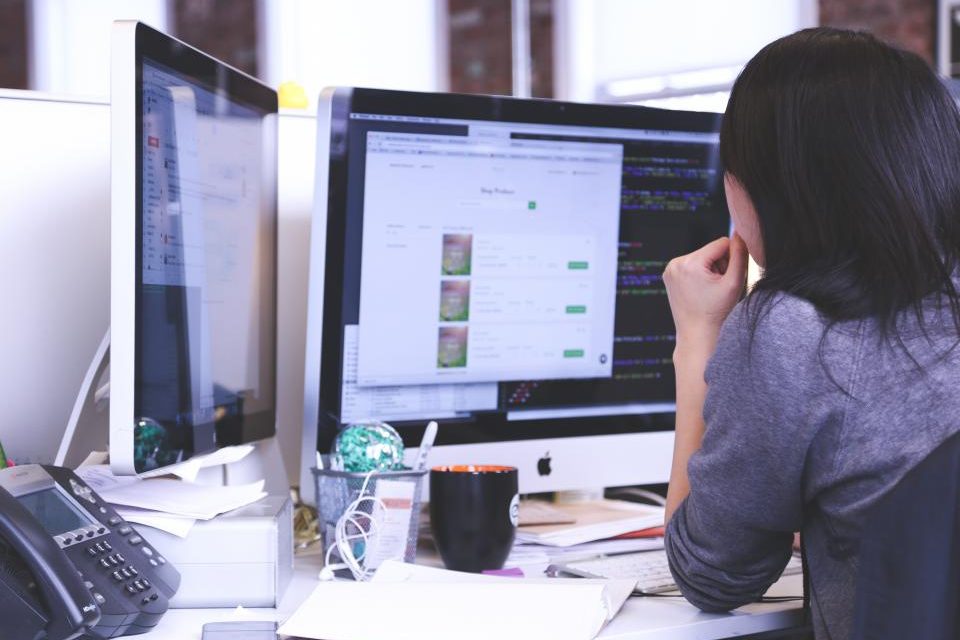 Un espace de travail moderne avec un ordinateur et un téléphone pour une agence de prospection téléphonique