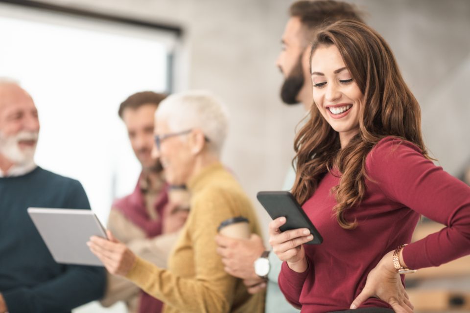 Equipe d'Alcanzar au téléphone pour savoir comment trouver de nouveaux clients