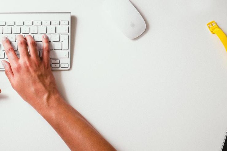 Un bureau professionnel pour illustrer comment trouver des clients B2B par téléphone