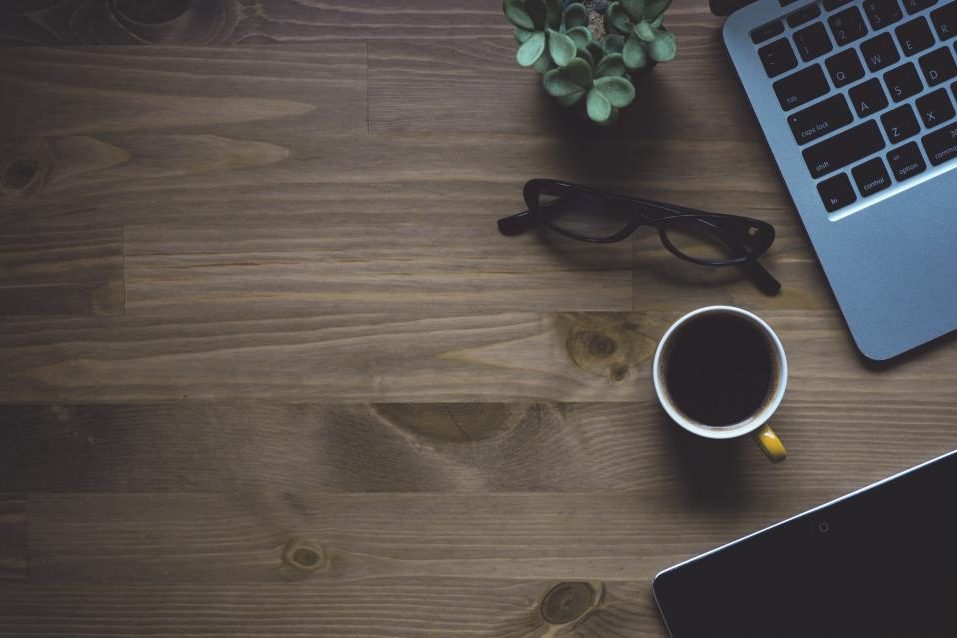 Écran d'ordinateur présentant Google Ads B2B sur un bureau de travail