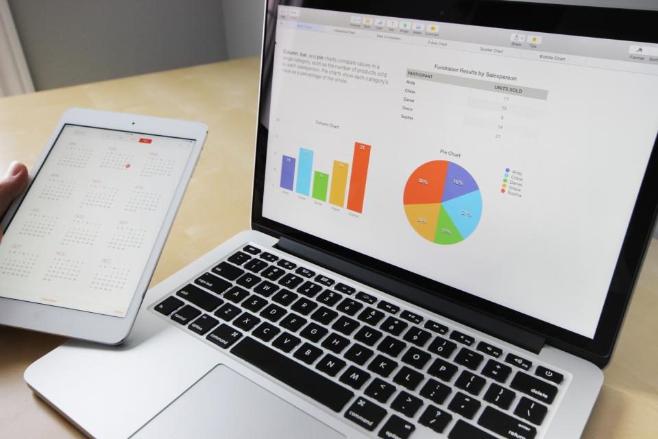 Ordinateur portable affichant des graphiques, illustrant la démo d'un éditeur de logiciel B2B