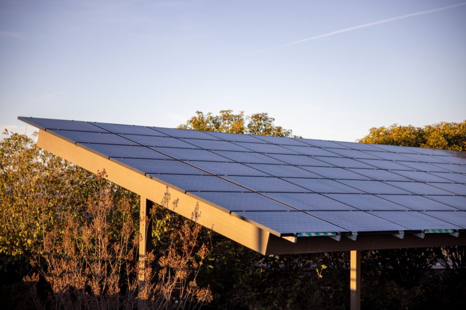 Panneaux solaires sur un site professionnel, illustrant la prospection énergie et environnement