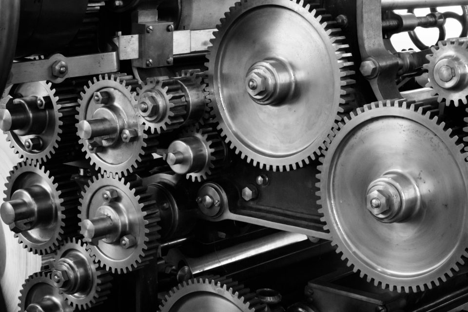 Technicien de maintenance au travail, illustrant la prospection équipements et maintenance