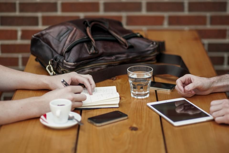 Un consultant en prospection ESN au téléphone dans un bureau