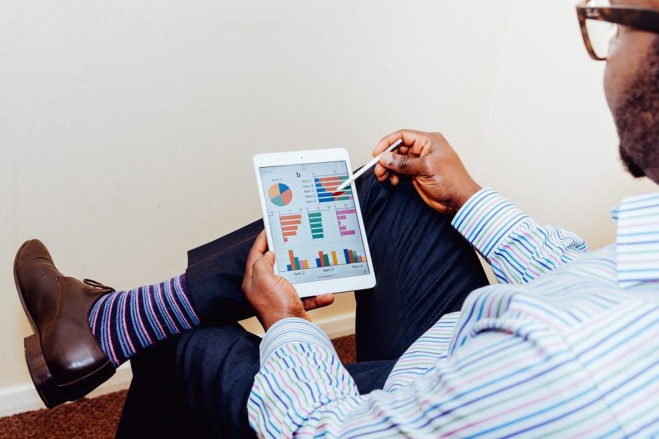 Consultants en réunion, illustrant la prospection des services aux entreprises