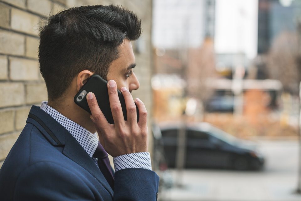 Appelant au téléphone pendant une campagne de prospection téléphonique B2B