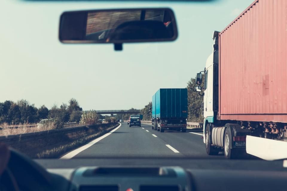 Camions et entrepôt logistique, illustrant la prospection transport et logistique