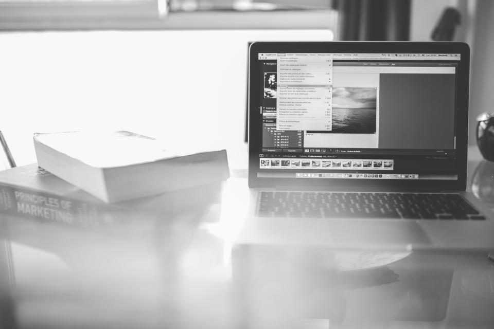 Bureau lumineux avec ordinateur portable illustrant une stratégie de référencement Google B2B