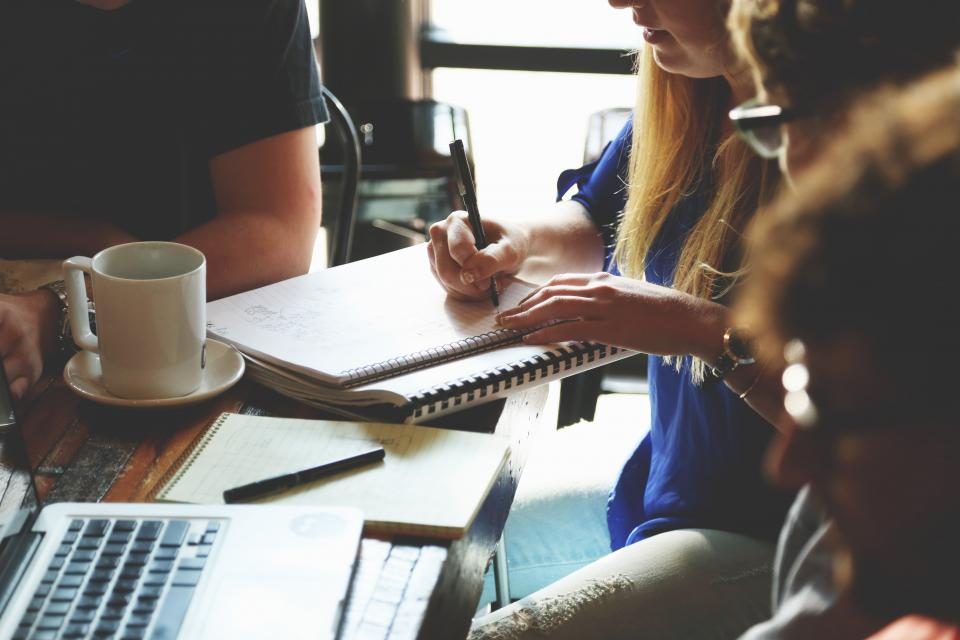 Une équipe commerciale utilisant les réseaux sociaux B2B et le téléphone en bureau