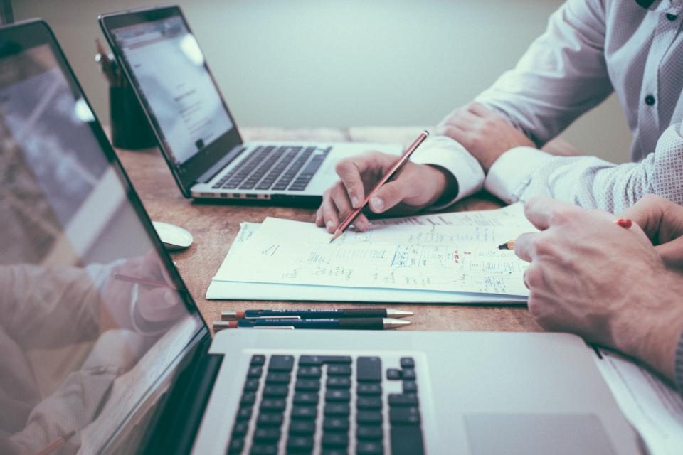 Un ordinateur portable affichant un site web B2B qui convertit sur un bureau de bureau d'entreprise