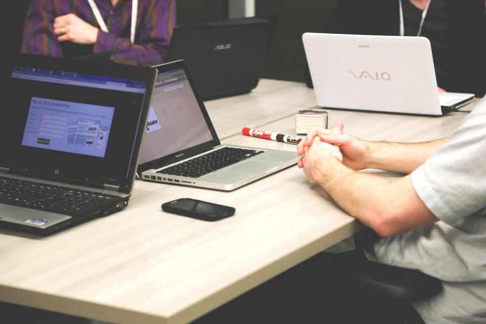 Un professionnel au téléphone échangeant avec une société de téléprospection