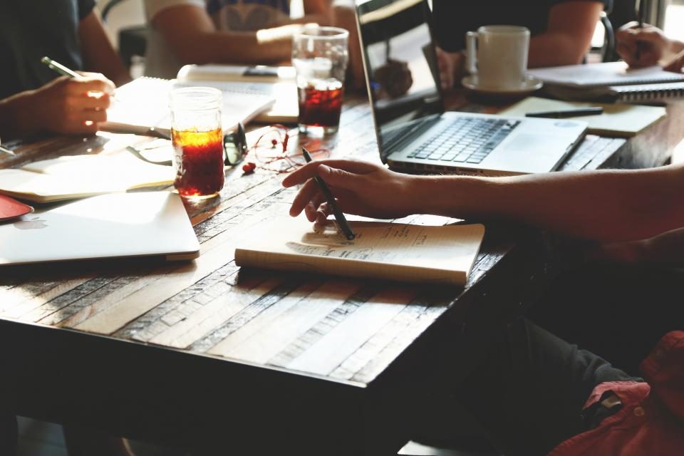 Équipe en réunion travaillant sur une stratégie d'acquisition client B2B